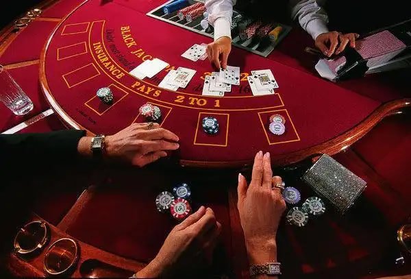 Bàn baccarat live dealer tại casino trực tuyến vs 99